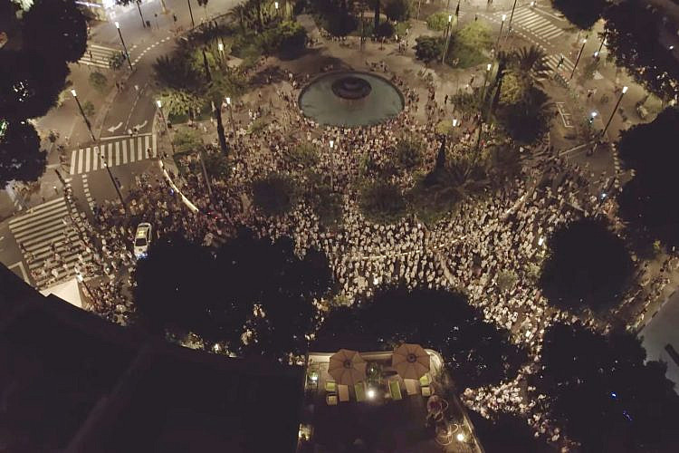 תפילת נעילה בכיכר דיזנגוף (צילום מסך: מתוך סרטון היוטיוב של ליאור ברקוביץ' https://www.youtube.com/@liorberkovitch-115)