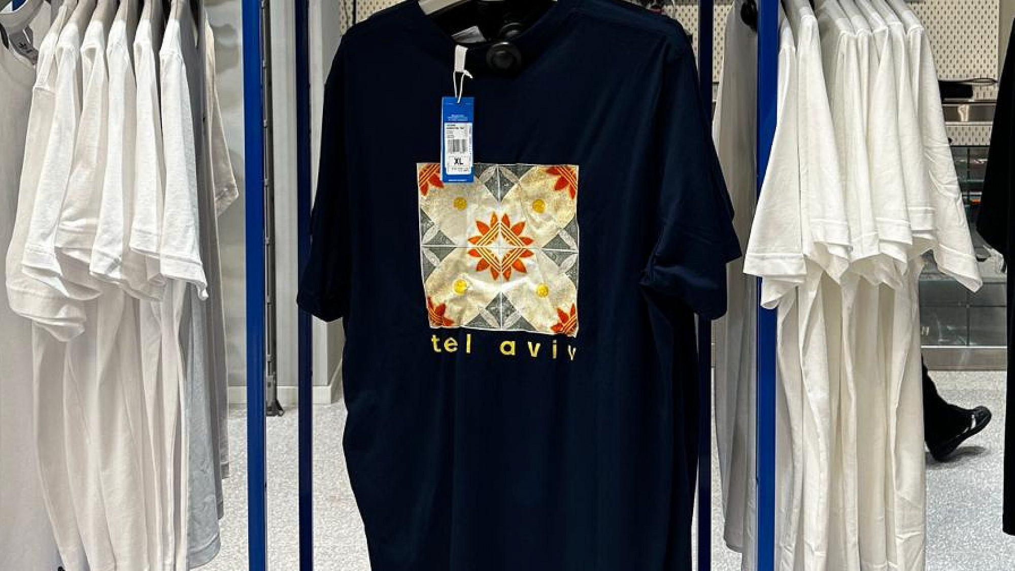חולצת המרצפות של אביעד אמרגי. הקולקציה התל אביבית של אדידס. צילום: אביעד אמרגי