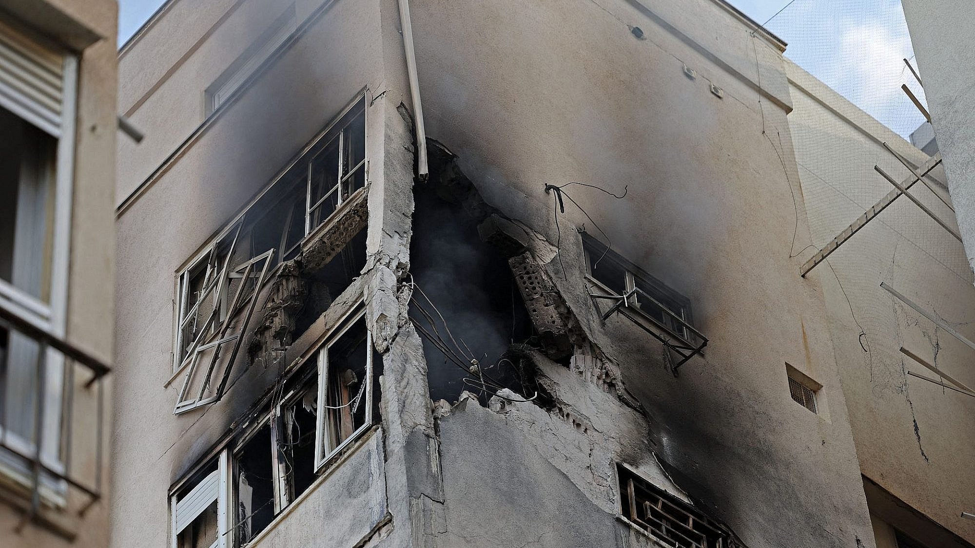 הבניין שנפגע מפגיעה ישירה בצפון הישן, 7.10.23 (צילום: ג'ק גואז/AFP/גטי אימג'ס)
