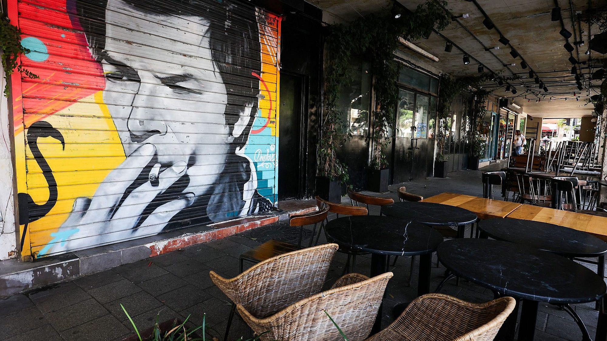 עוד מכה אחרי כל המכות. עסקים סגורים במרכז תל אביב (צילום: גיל כהן מגן/AFP/גטי אימג'ס)