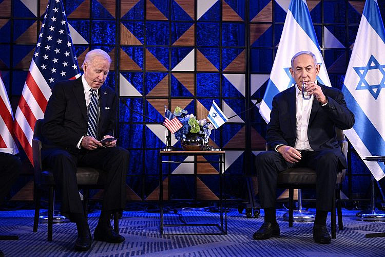 תודה שקפצת. הנשיא ג'ו ביידן במהלך ביקורו בישראל בזמן המלחמה. (צילום: ברנדון סמיאלוסקי/ AFP, דרך גטיאימג'יס)