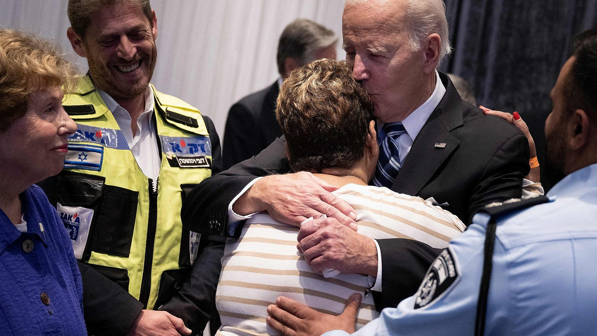 שלום, חבר. ג'ו ביידן מחבק ומנשק את רחל אדרי מאופקים (צילום: ברנדן סמיאלובסקי/AFP/גטי אימג'ס)