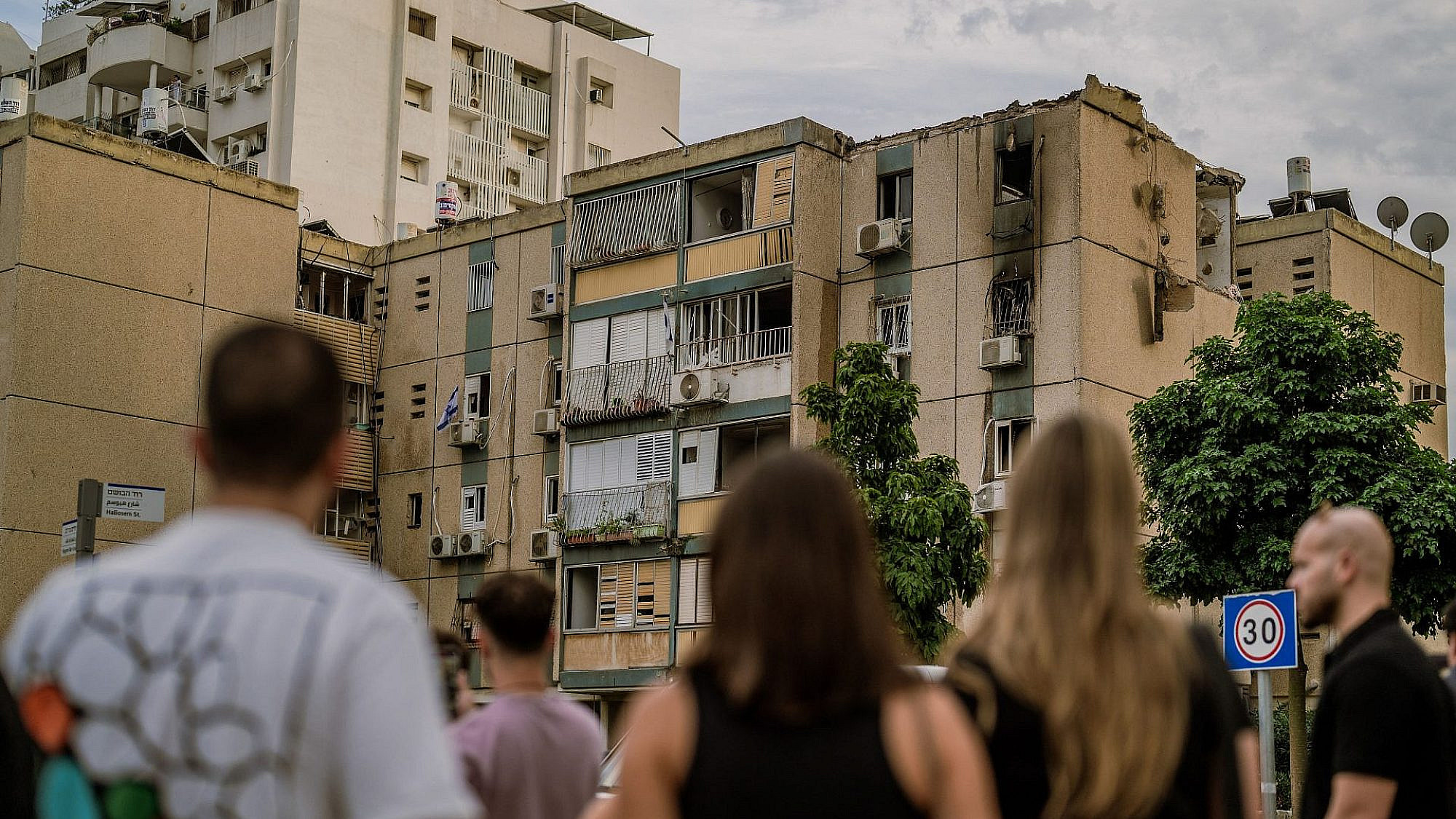 הכי מוגן שיש. הבניין שנפגע מפגיעה ישירה במזרח תל אביב (צילום: דימה וזינוביץ'/מידלאיסט אימג'ס/AFP)