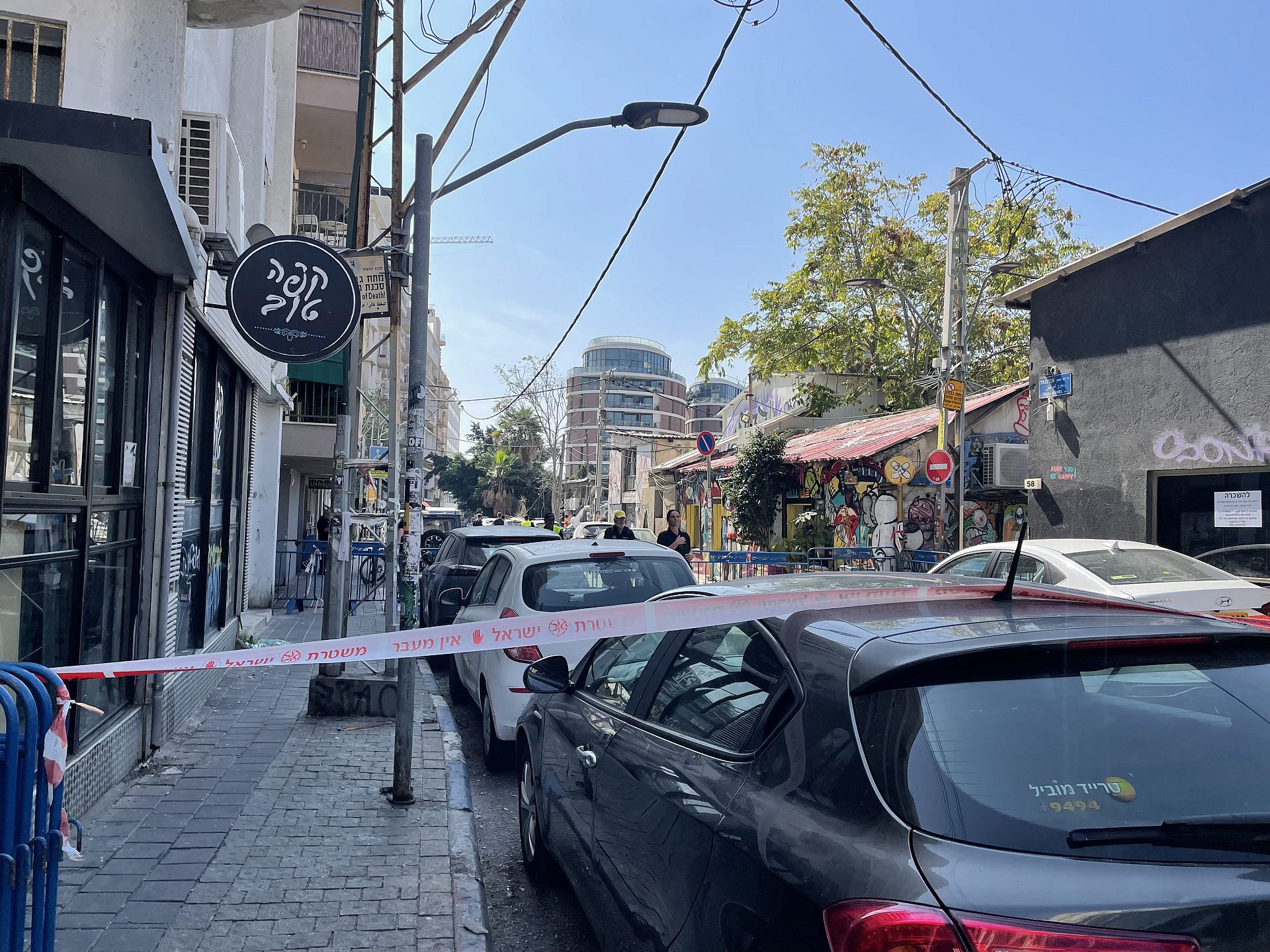 חנויות סגורות באזור נפילת רקטה בדרום העיר (צילום: אספיר איובוב)