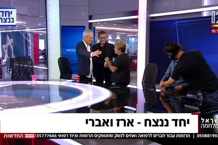 החיבוק של המדינה. ארז טל ואברי גלעד מתחבקים עם רחל אדרי (צילום מסך: קשת 12)