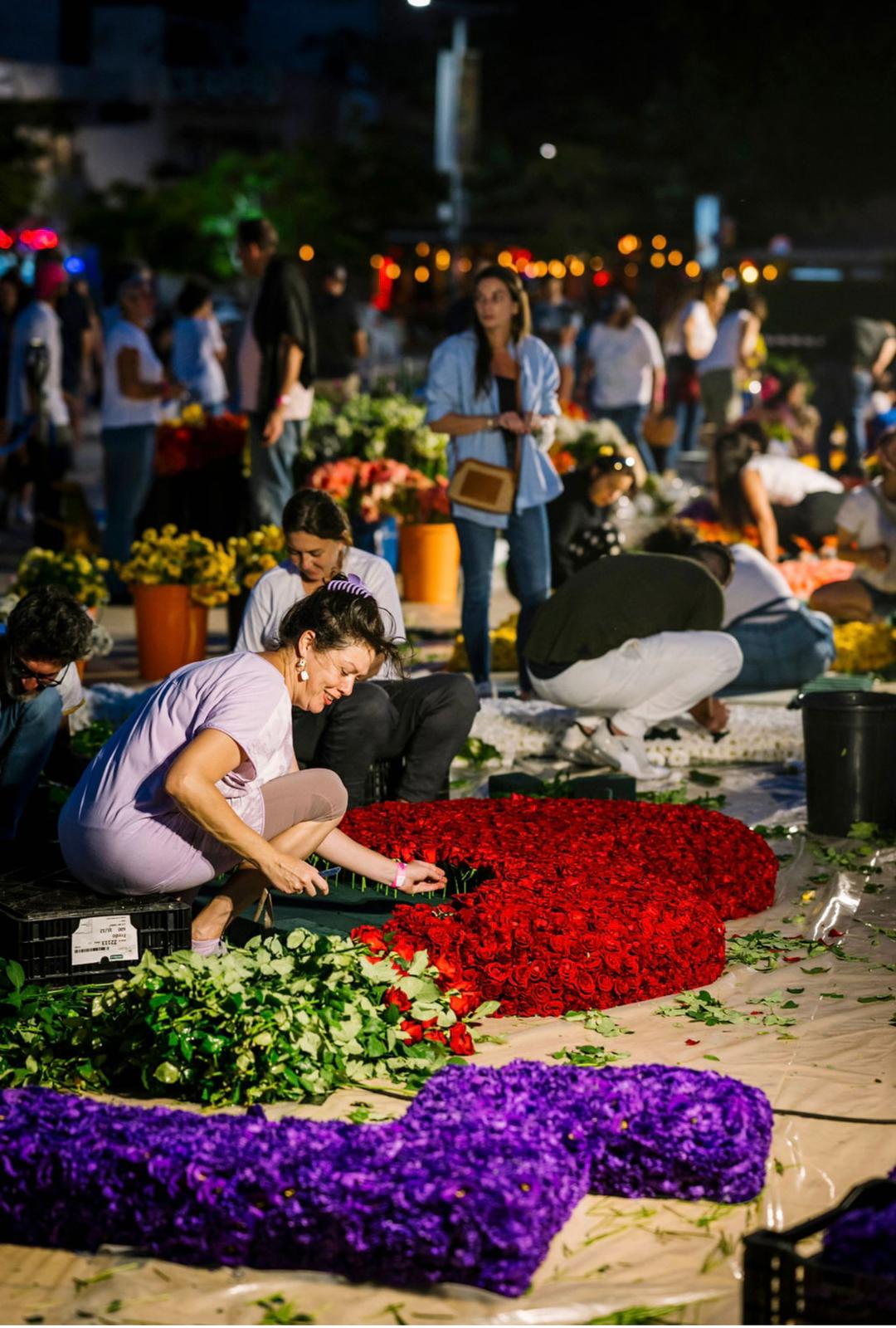 מיצב &quot;אנשי הפרחים&quot; בכיכר הבימה (צילום: CRS רועי ארמה)