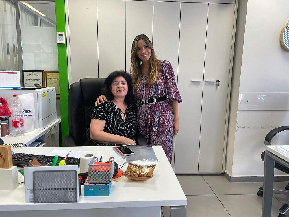 השיחות הן נקודת אור. רויטל שמש (מימין) וחיה הרשטיק, עיריית ת"א-יפו. צילום: רעות ברנע