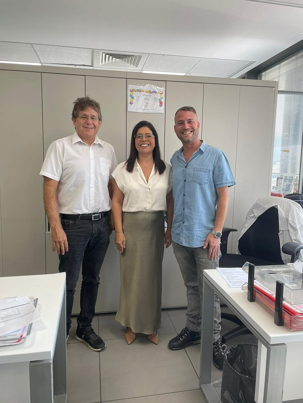 מימין: ליאור גרינבלט, נציג גבייה בכיר; אסנת הרוש, סגנית מנהל אגף גבייה ומנהלת את מערך "מקשיבים לתושבים"; גל פרויקט, סגן גזבר ומנהל אגף גביית ארנונה בעיריית ת"א-יפו. צילום: רעות ברנע