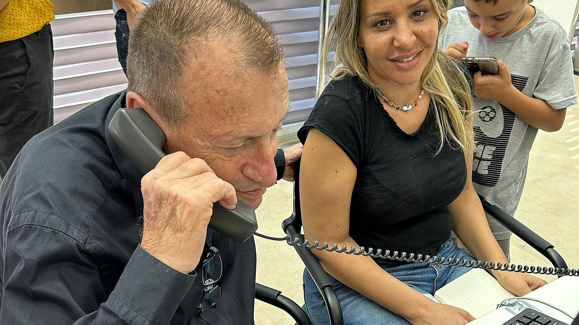 ראש עיריית ת"א-יפו רון חולדאי בחמ"ל "מקשיבים לתושבים", נובמבר 2023 (צילום באדיבות דוברות עיריית ת"א-יפו)