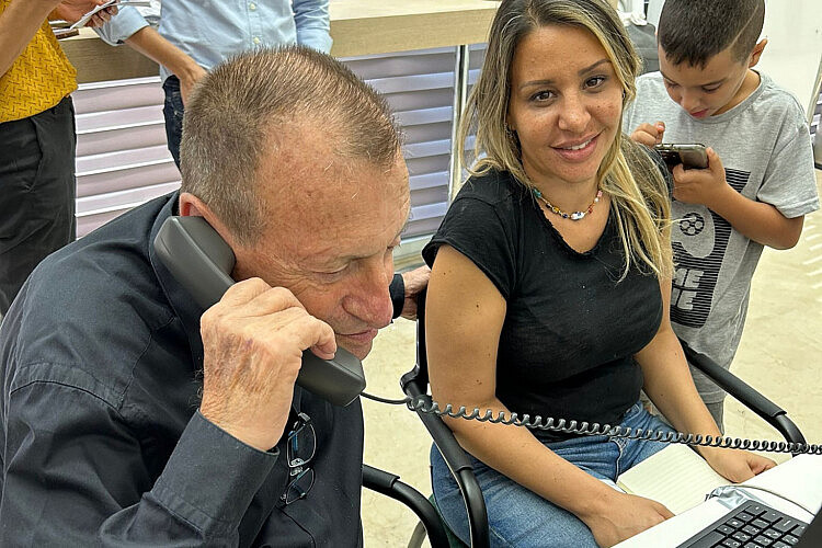 ראש עיריית ת"א-יפו רון חולדאי במסגרת פרויקט "מקשיבים לתושבים". צילום באדיבות דוברות עיריית ת"א-יפו