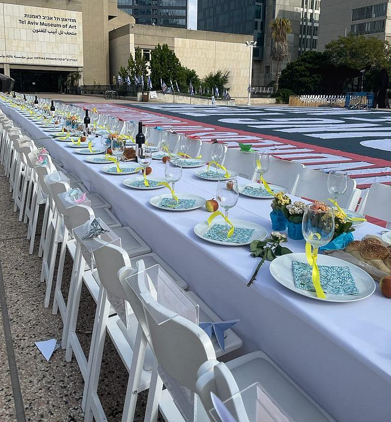 שולחן השבת שהציב מטה משפחות החטופים ברחבת מוזיאון תל אביב. צילום: רעות ברנע
