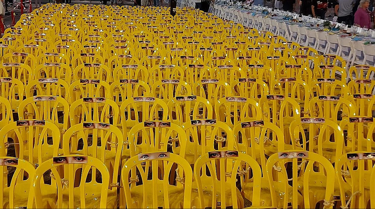 מיצב כסאות כתר צהובים ברחבת מוזיאון ת&quot;א. צילום באדיבות מטה משפחות החטופים