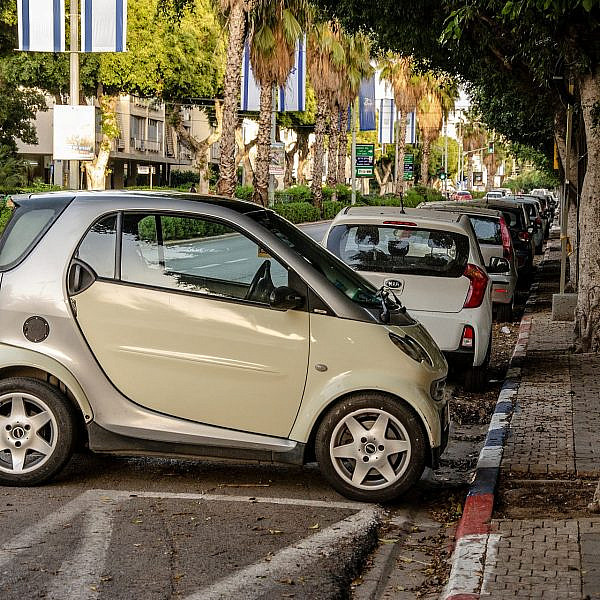 כחול לבן רבותיי. חניה בתל אביב (צילום: שאטרסטוק)