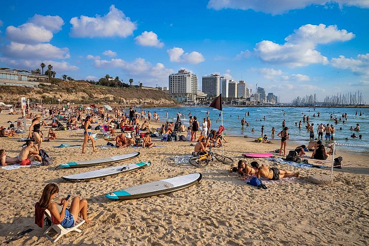 לא יזיק לנו בכלל. חוף הים בתל אביב (צילום: בוריס-בי/שאטרסטוק)