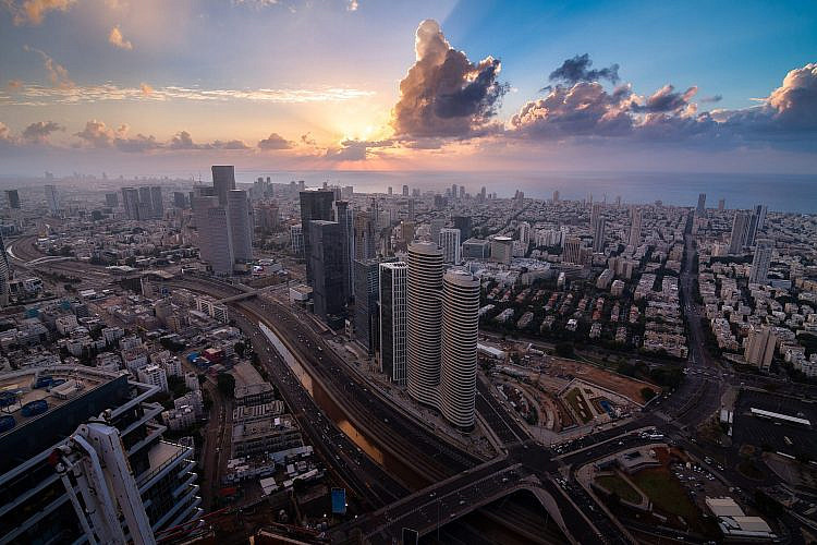 יקר, יותר יקר, הכי יקר. תל אביב (צילום: RoofSoldier/שאטרסטוק)