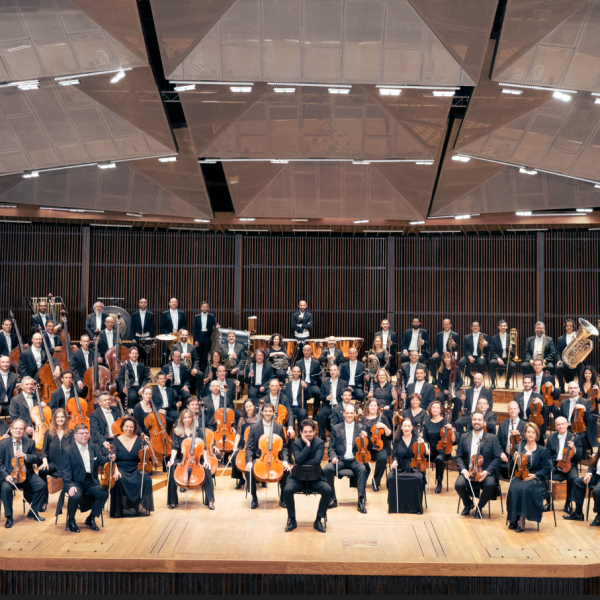 יאללה תרימו. הפילהרמונית הישראלית (צילום: רוברט בורגרייב)