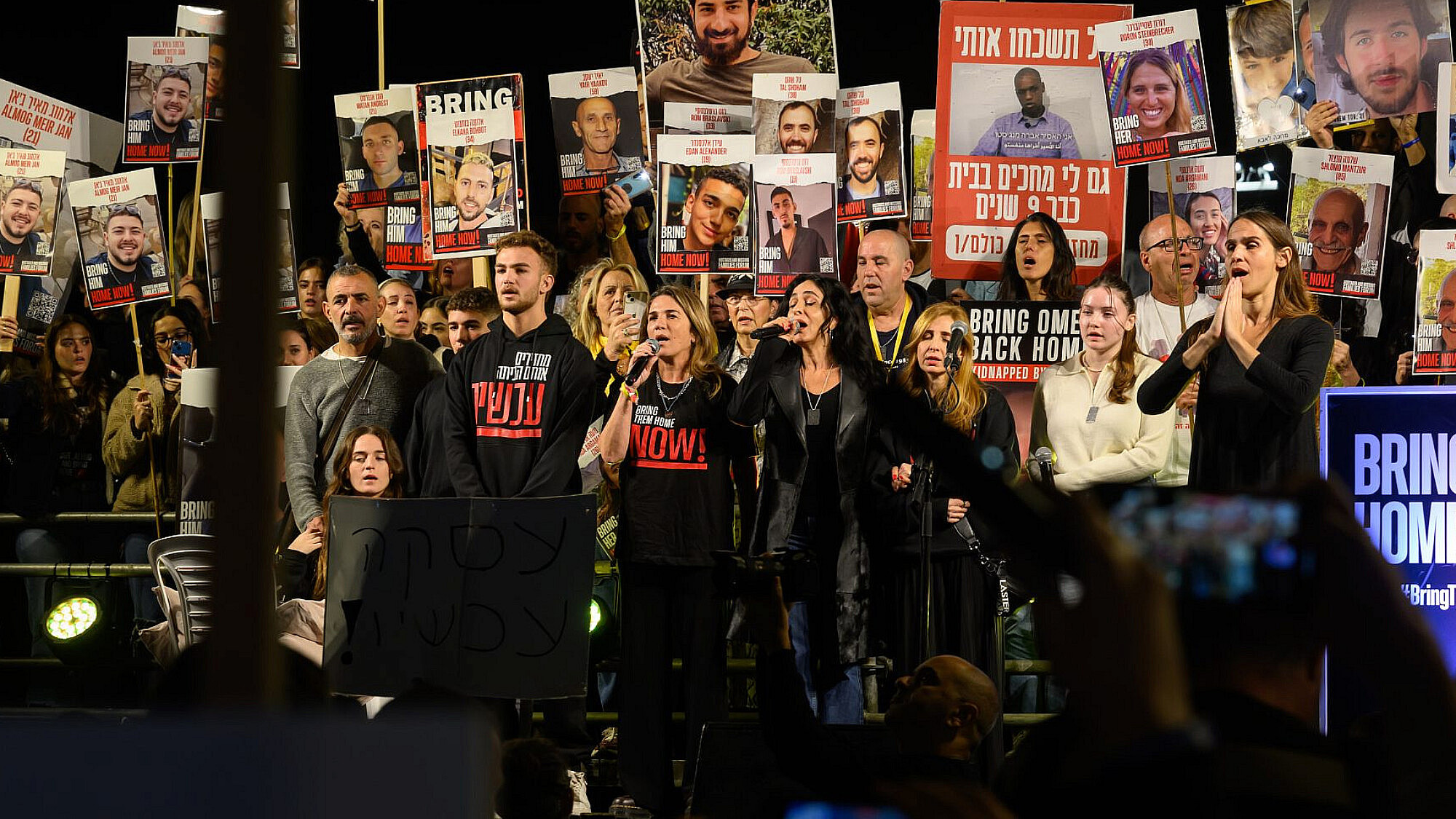 ריטה עם משפחות החטופים והנרצחים בכיכר החטופים, 16.12.23 (צילום: אלכסי ג'. רוזנפלד/גטי אימג'ס)