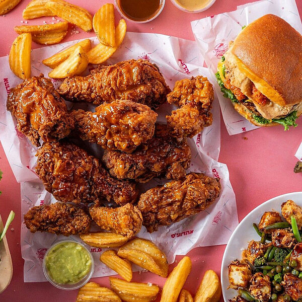 הקראנץ' שבעוף ינצח. אהרוני'ס פרייד צ'יקן (צילום: אינסטגרם/aharonis.group)