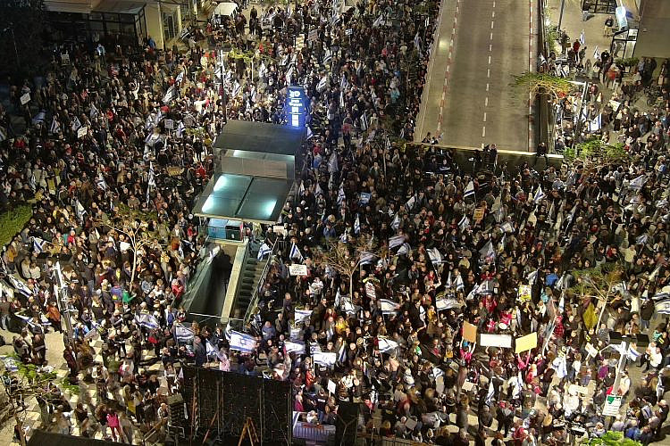 זאת רק ההתחלה. אלפים בהפגנה נגד הממשלה, 16.12.23 (צילום: שב"פ)