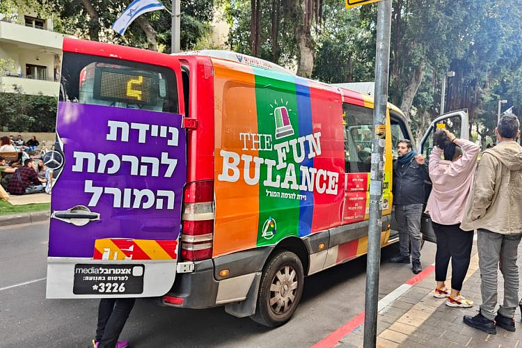 דוקטור, תרים לי. הפאנבולנס של "הרשימה השווה" (צילום: יחסי ציבור)