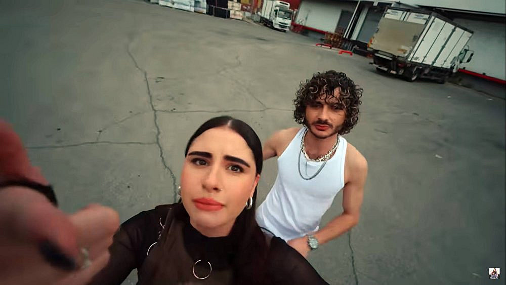 מעודדים להזיז ת'רגל, לא ג'נוסייד. נס וסטילה. צילום מסך מתוך הקליפ ל"חרבו דארבו"