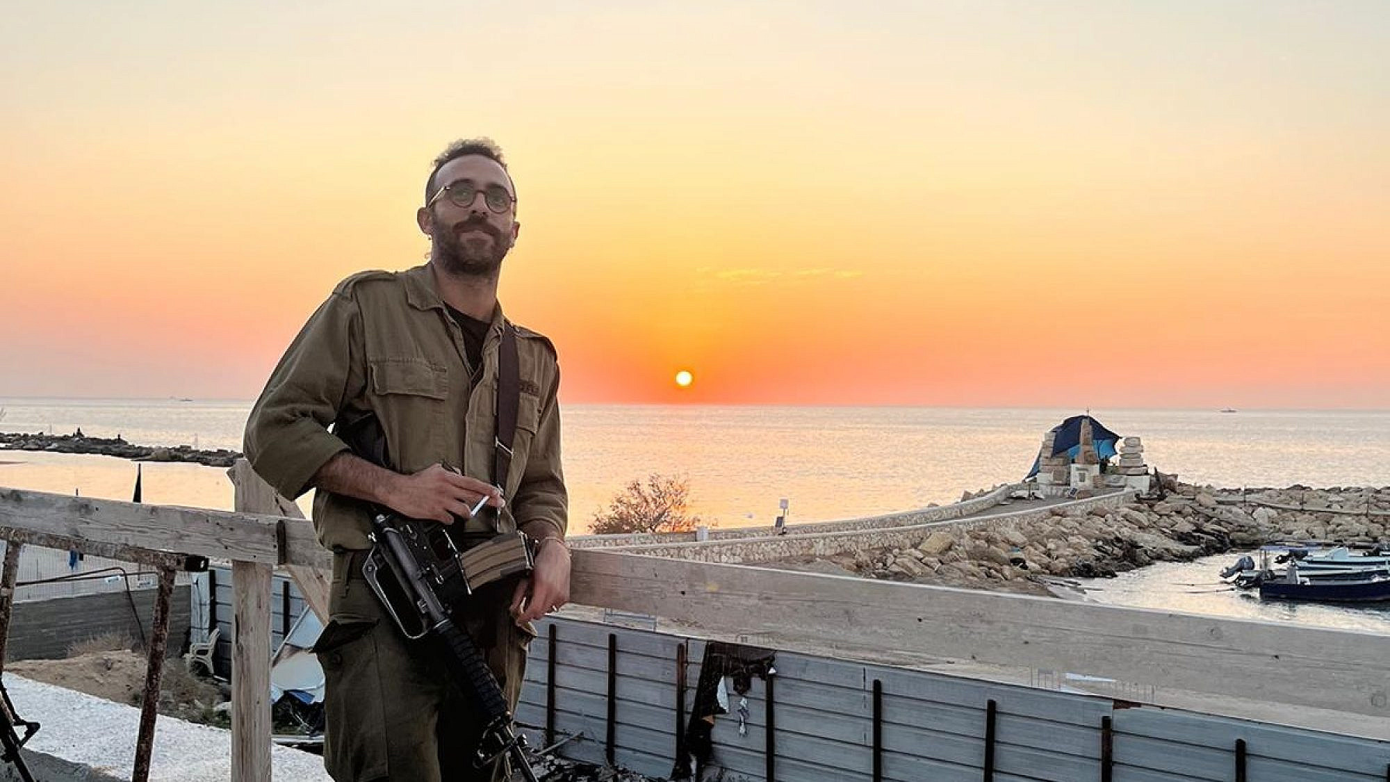 השקיעה יפה מפה, אבל צריך תקווה. יוסף בך במילואים. צילום: באדיבות המצולם השקיעה יפה מפה, אבל צריך תקווה. יוסף בך במילואים. צילום: באדיבות המצולם