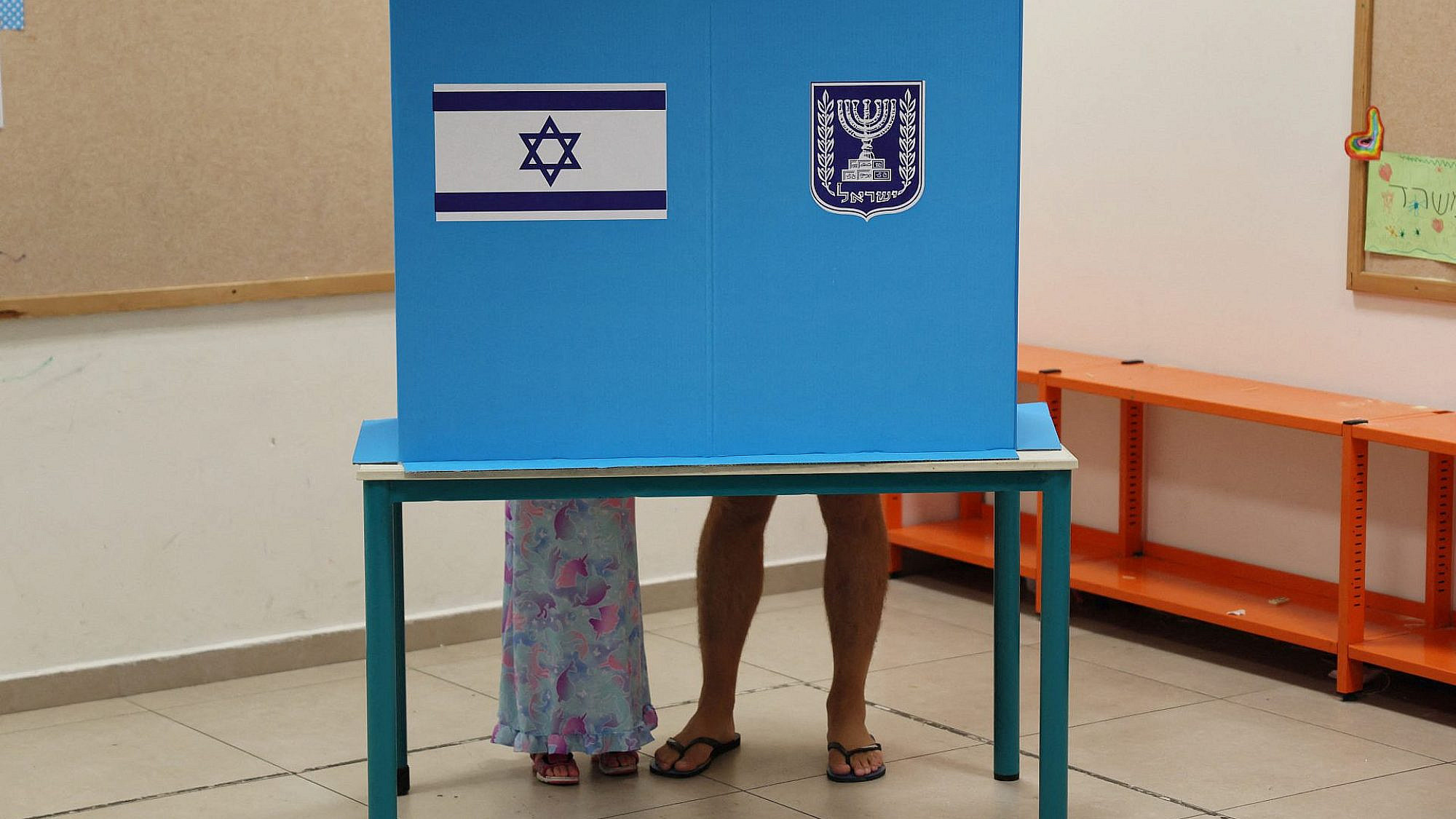 קלפי בתל אביב, בחירות 2022 (צילום: מנחם כהנא/AFP/גטי אימג'ס)