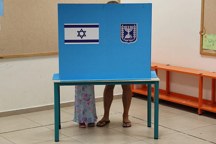 קלפי בתל אביב, בחירות 2022 (צילום: מנחם כהנא/AFP/גטי אימג'ס)