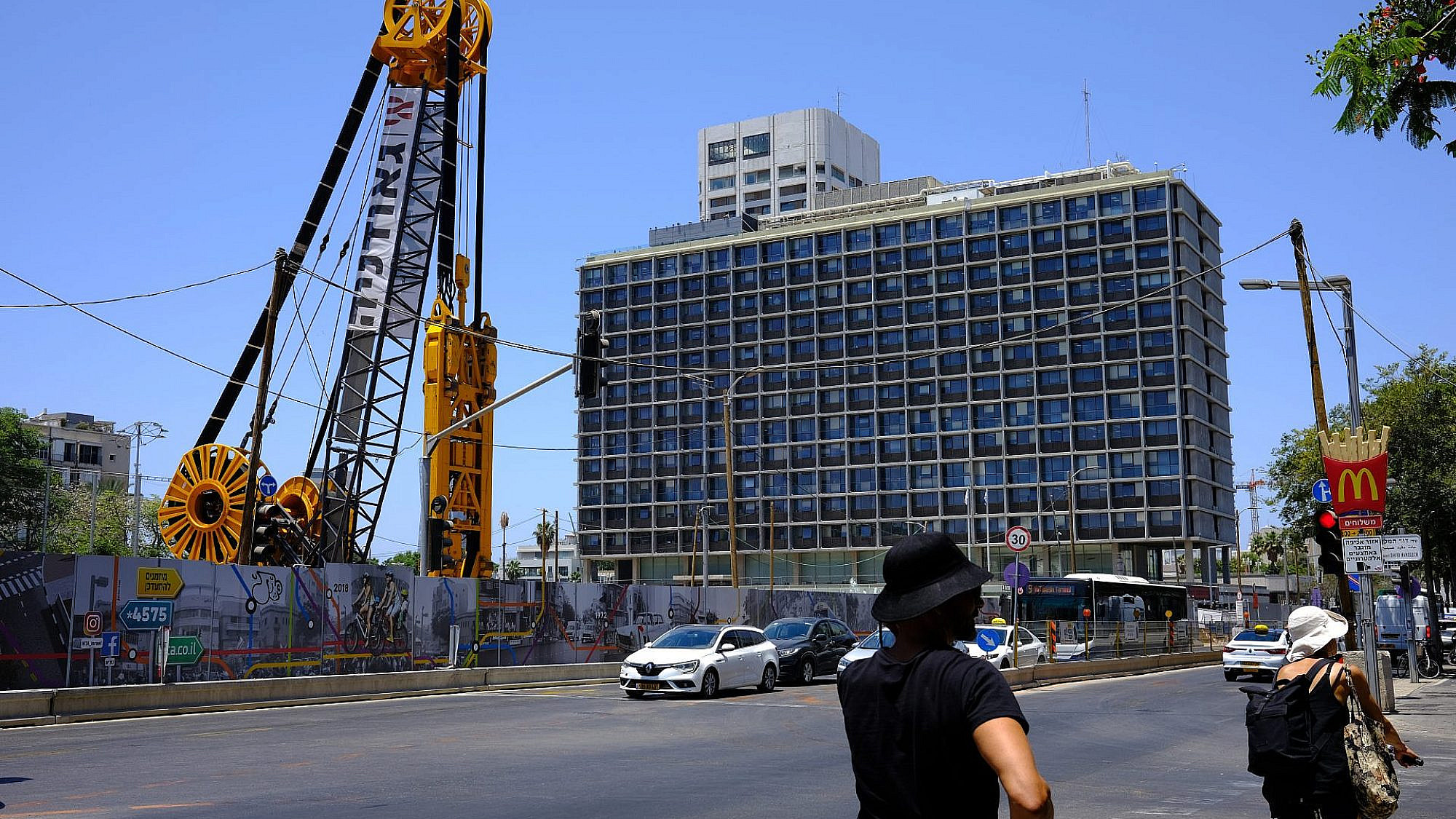 איזה בלאגן. בניין העירייה על רקע עבודות הרק"ל בכיכר רבין (צילום: אלכסי רוזנפלד/גטי אימג'ס)