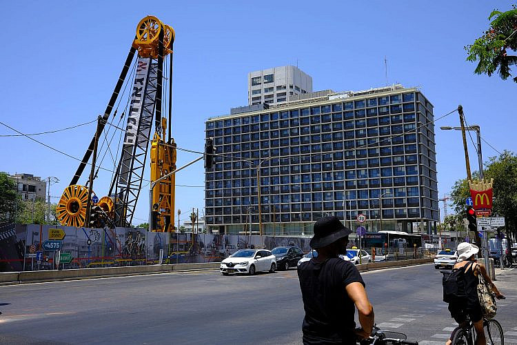 איזה בלאגן. בניין העירייה על רקע עבודות הרק"ל בכיכר רבין (צילום: אלכסי רוזנפלד/גטי אימג'ס)