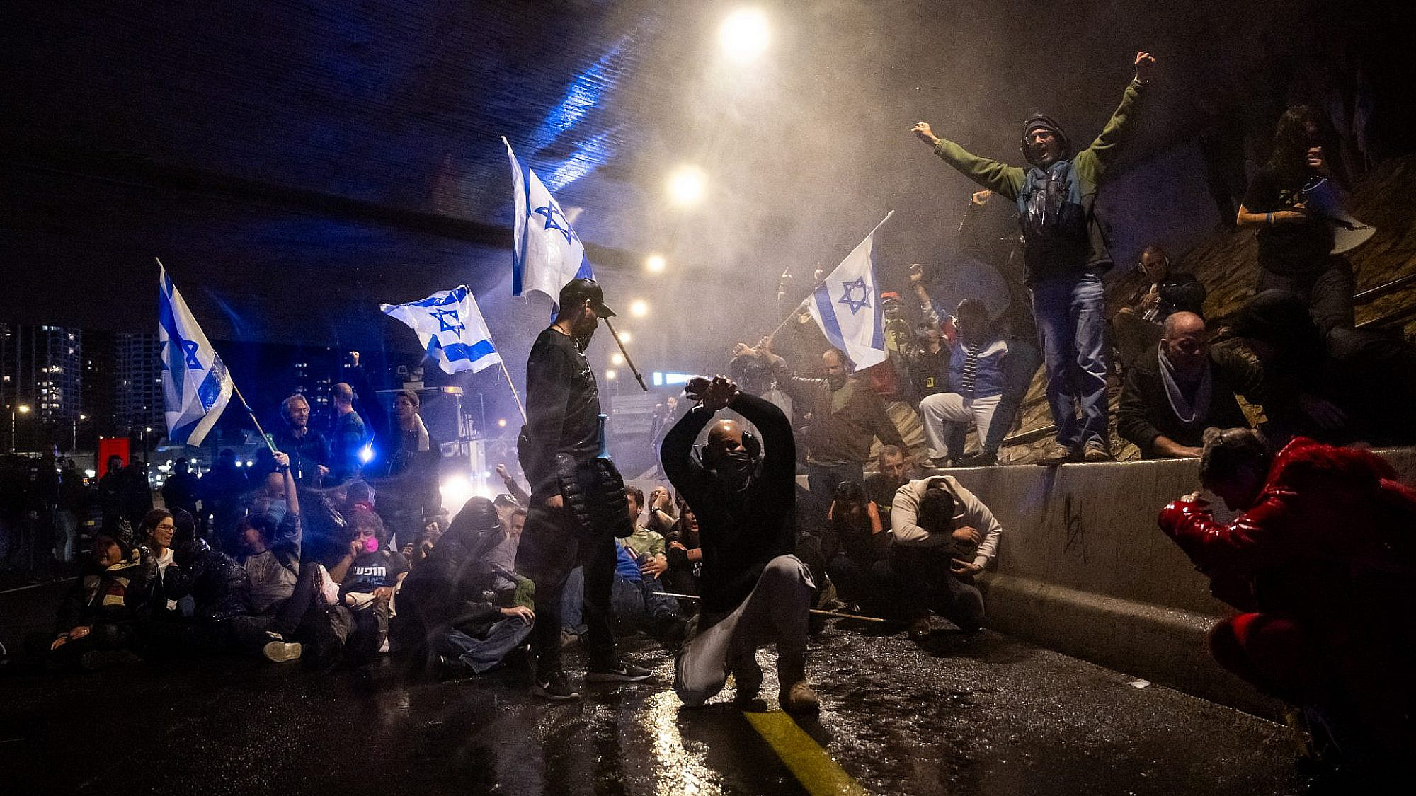 אלימות משטרתית לא תעצור אותם. מפגינים חוסמים את האיילון, 9.3.24 (צילום: אלכסי רוזנפלד/גטי אימג'ס)