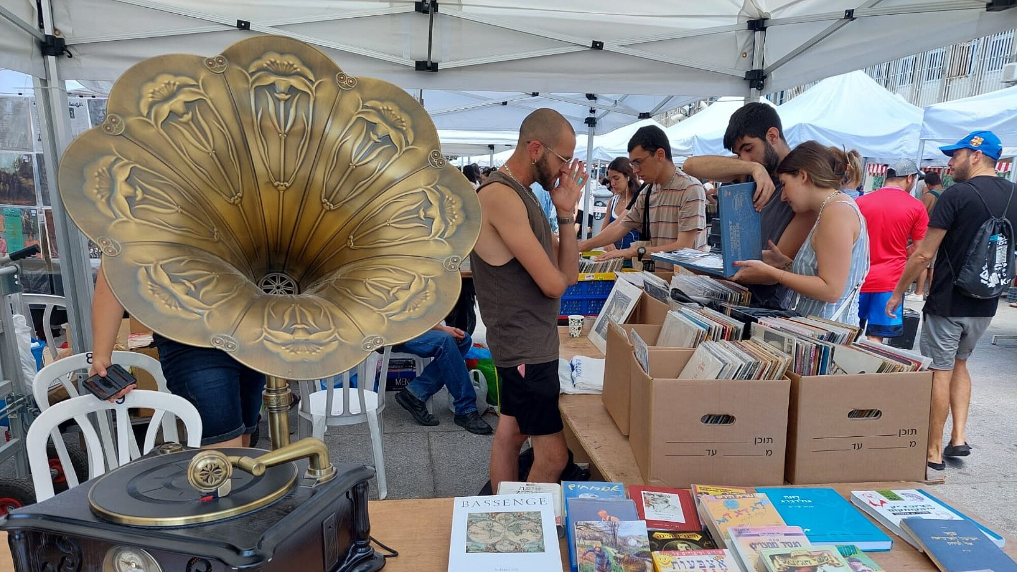 מה בכלל חדש פה? יריד התקליטים בכיכר גבעון (צילום: כפיר סיון) מה בכלל חדש פה? יריד התקליטים בכיכר גבעון (צילום: כפיר סיון)