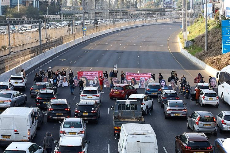את כולן - עכשיו. מחאת הנשים בחסימת האיילון הבוקר, 14.3.24 (צילום: דור פזואלו)