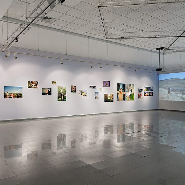 המרכז לאמנות עכשווית בערד. מתוך תערוכה של סשה טמרין. צילום: לנה גומון