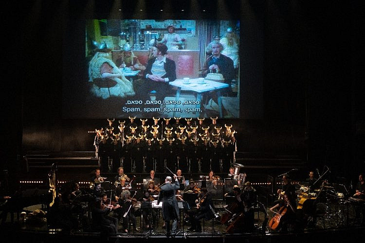 "תזמורת המהפכה: הבשורה על פי מונטי פייתון" (צילום: משה צ'יטיאת)