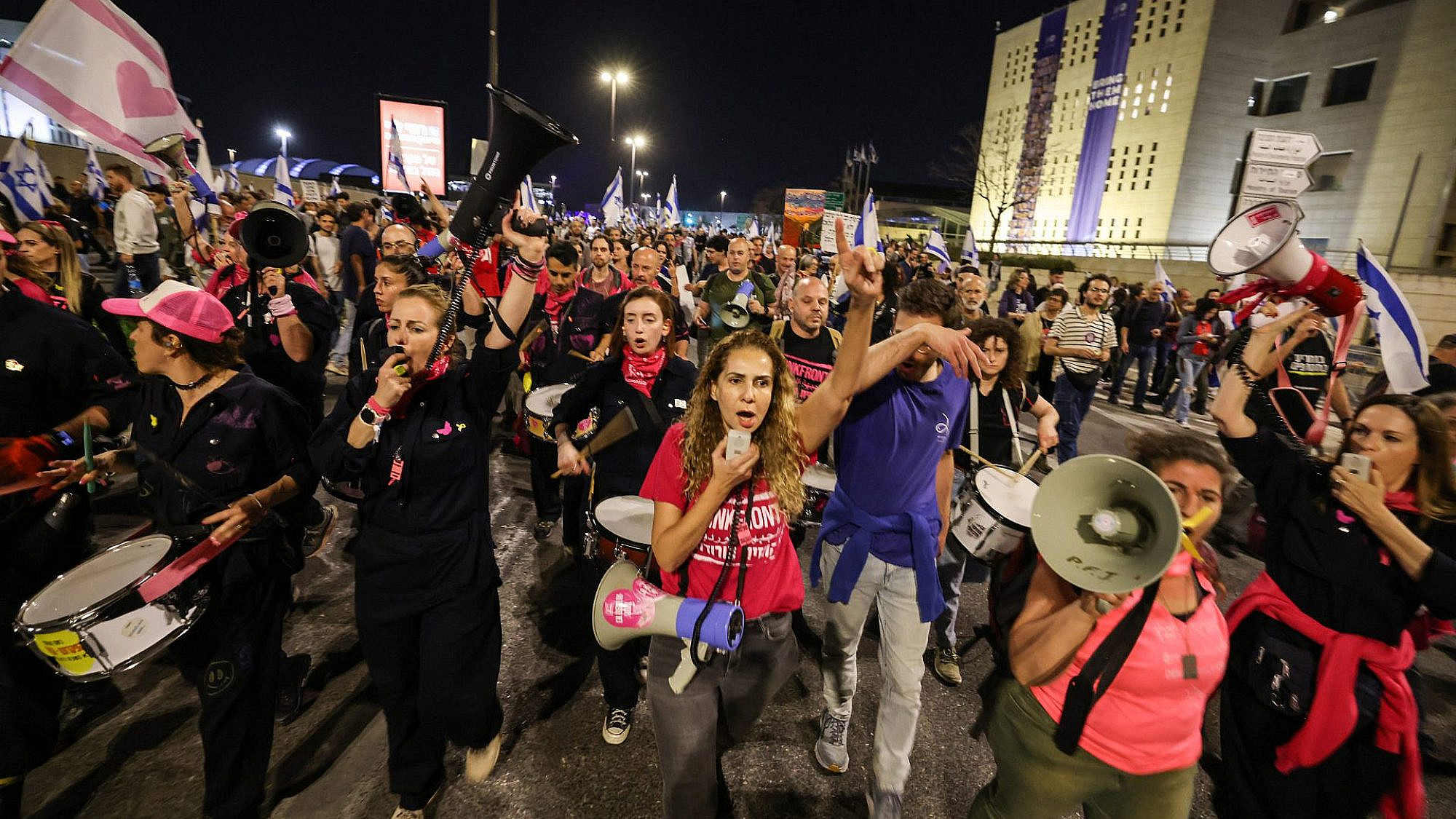 אתן הרוב, צאו אל הרחוב. מפגינות החזית הוורודה בדרך לכנסת (צילום: אחמד ג'ראבלי/AFP/גטי אימג'ס)
