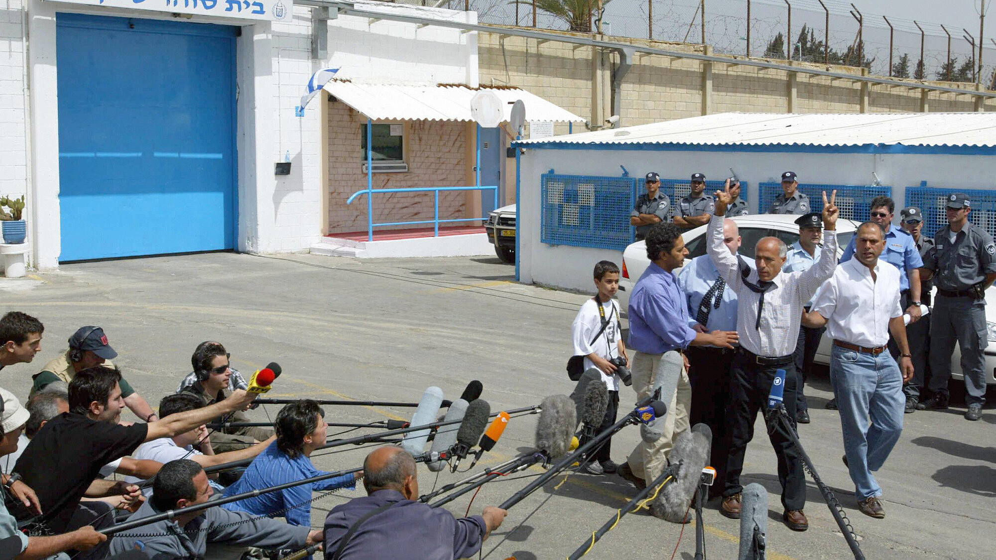 הוליווד קוראת לו. מרדכי ואנונו עם שחרורו מהכלא, 2004 (צילום:  פדרו אוגרטה/AFP/גטי אימג'ס)