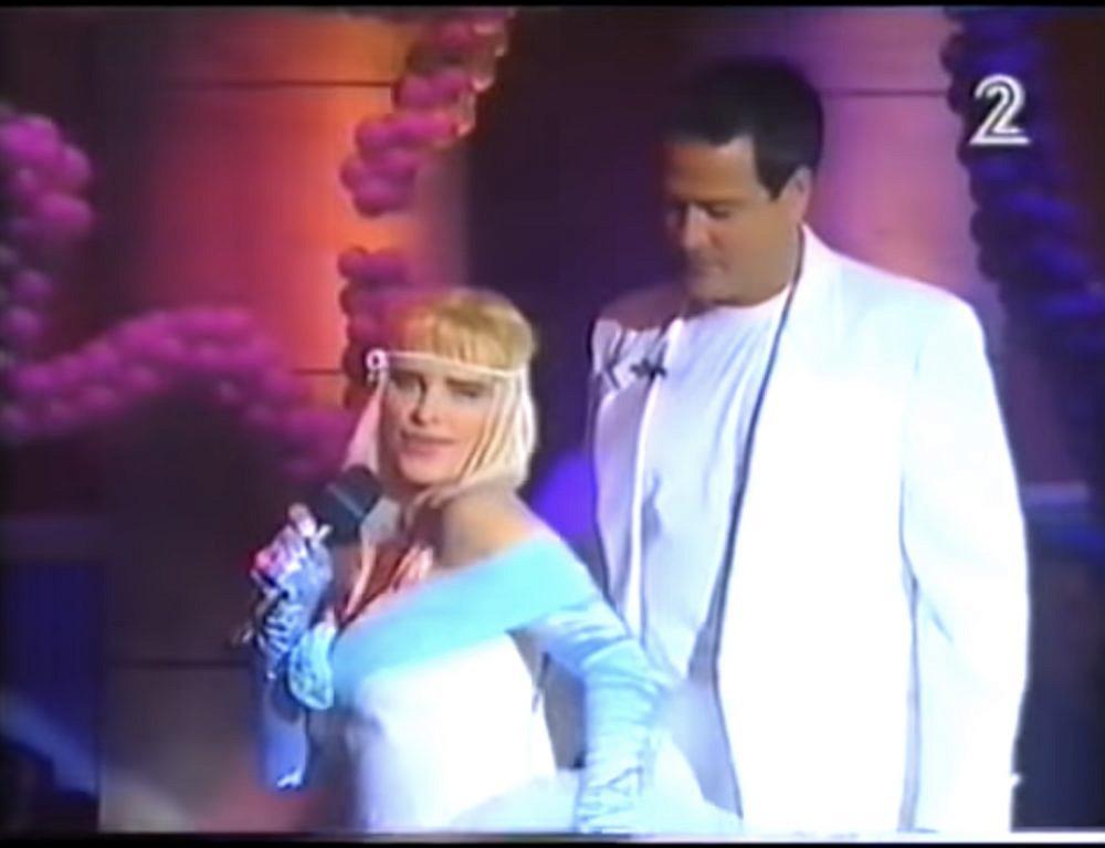 מיירט כל איום. דודו טופז וצ'יצ'ולינה (צילום מסך)