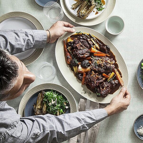 קדרת צוואר טלה וירקות שורש של שף אמיר קרונברג (צילום: אפיק גבאי. סטיילינג: עמית פרבר)