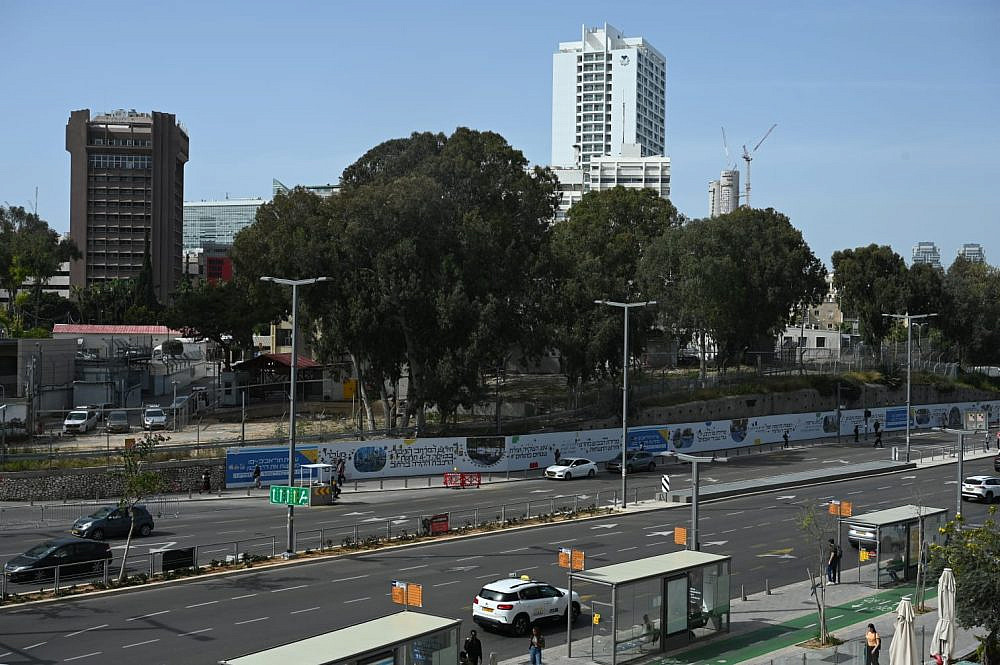 מסתבר שגם קיר אפשר להזיז. בסיס הקריה בדרך מנחם בגין (צילום: אגף דוברות וקשרי ציבור, משרד הביטחון)