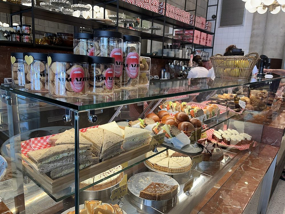 כוחה של הויטרינה. מגזינו רמת אביב. צילום: יעל שטוקמן