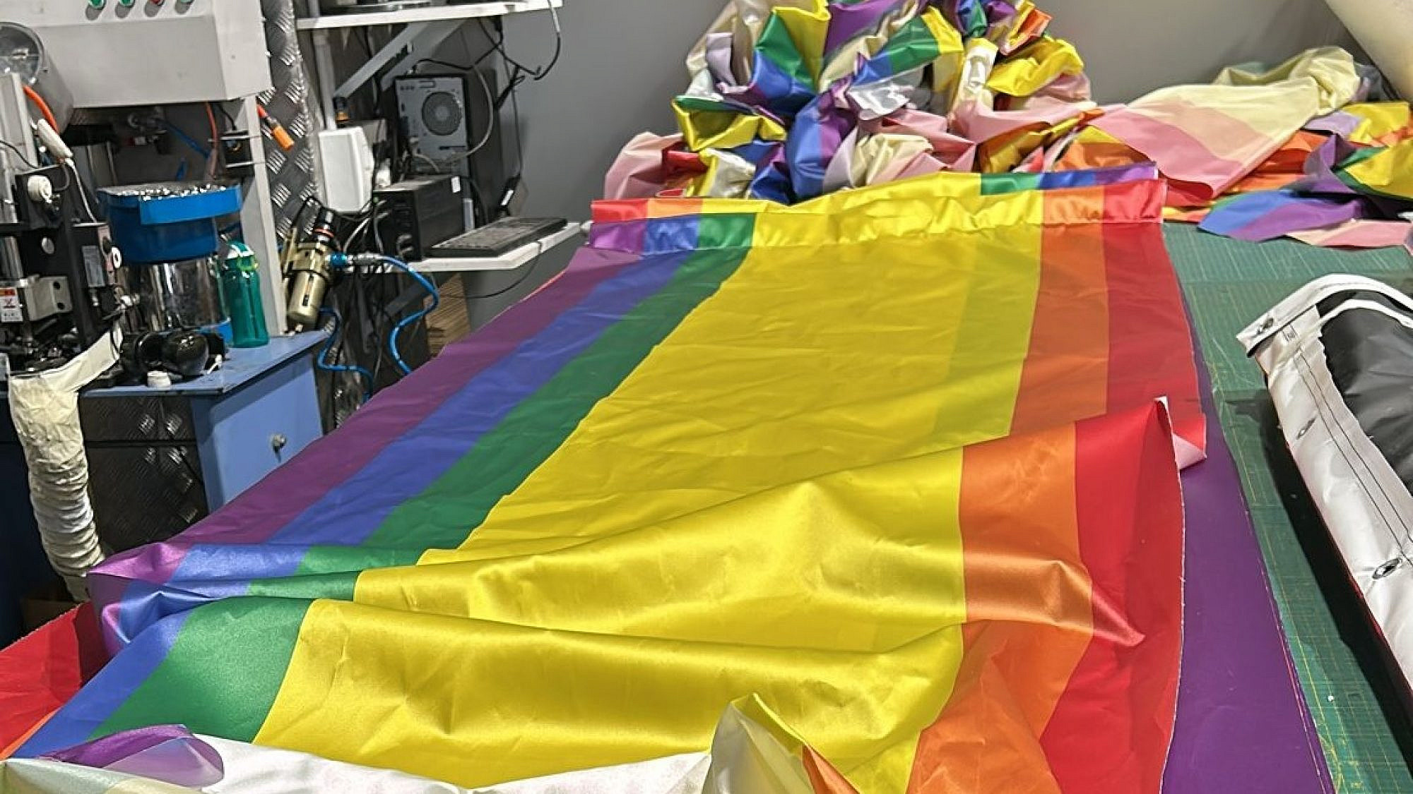 חם ממכונת הדפוס: דגל הגאווה והתקווה החדש (צילום: באדיבות עיריית תל אביב-יפו)