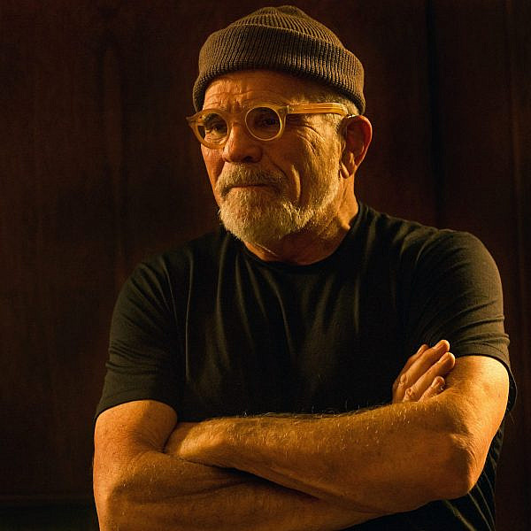 אל תופתעו שהוא אוהב אותנו. דיוויד מאמט. צילום: Pam Susemiehl