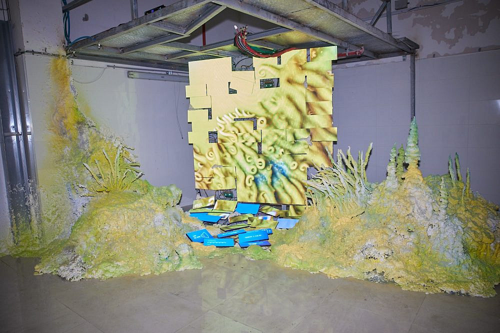 ימבו בתערוכת Beyond. צילום: שוקה כהן