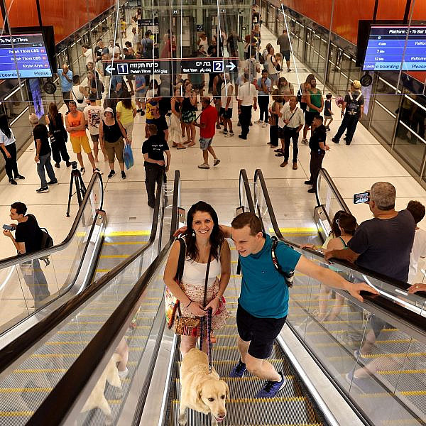 מה נשתנה הלילה הזה. תחנת הרכבת הקלה אלנבי (צילום: ג'ק גואז/AFP/גטי אימג'ס)