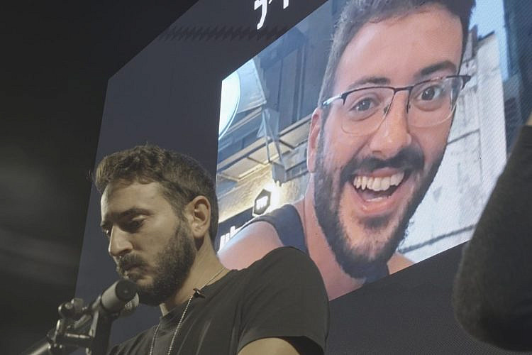זוכרים בכבוד. מתוך הסרט "אלון, אח שלי גיבור". צילום: צלם עמרי קורן
