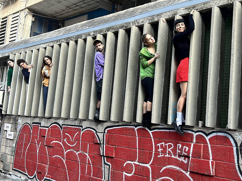 סיור בעקבות פרפורמנס של "הקבוצה", קרית המלאכה