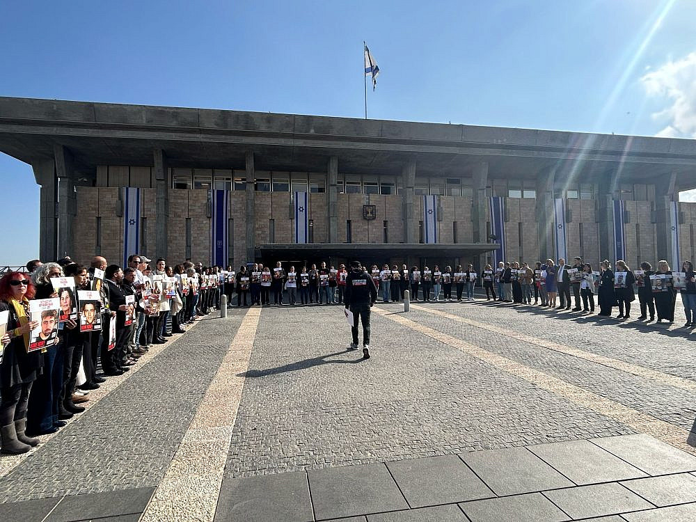 משפחות החטופים בכנסת, היום ה-500 להפקרה (צילום באדיבות מטה משפחות החטופים)