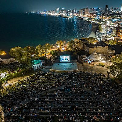 בלילה בהיר רואים מכאן את הוליווד. קולנוע הפסגה (צילום: ברק ברינקר)