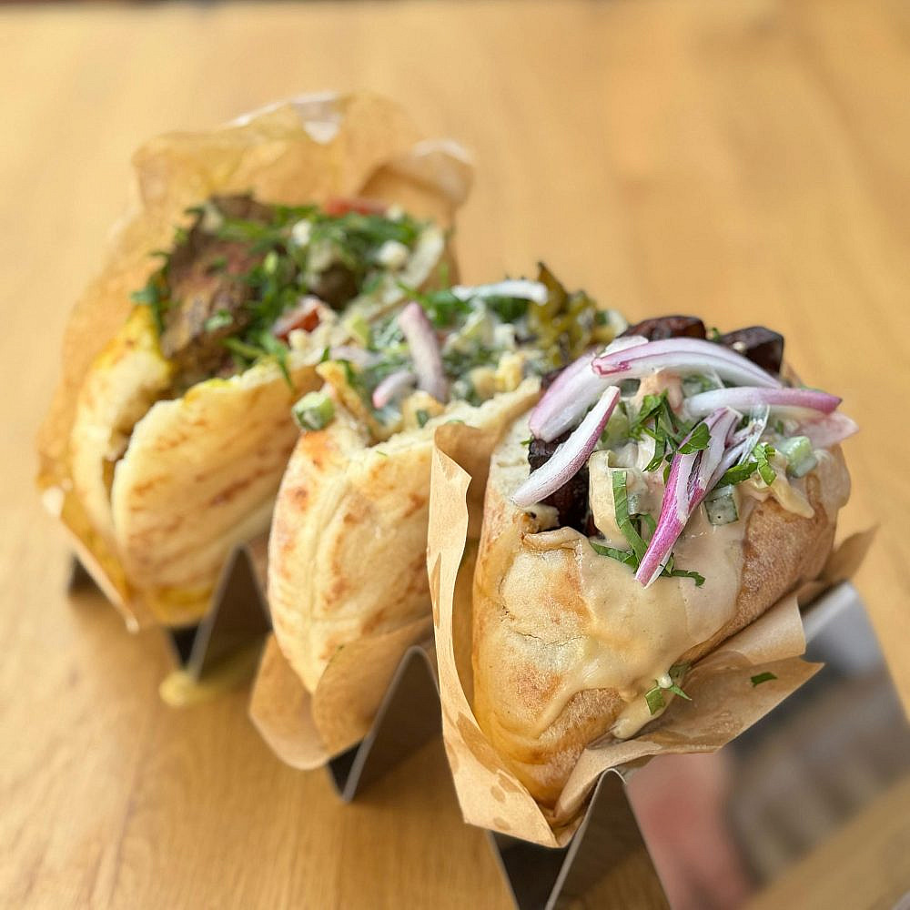 גם במשלוח. הפיתות של חמודי אבולעפיה (צילום יניר תדמור)